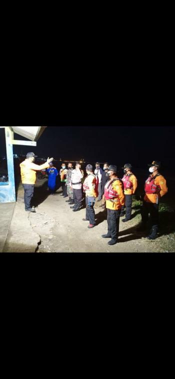 BASARNAS Cari Korban Tenggelam Di Pantai Lengkong Cilacap